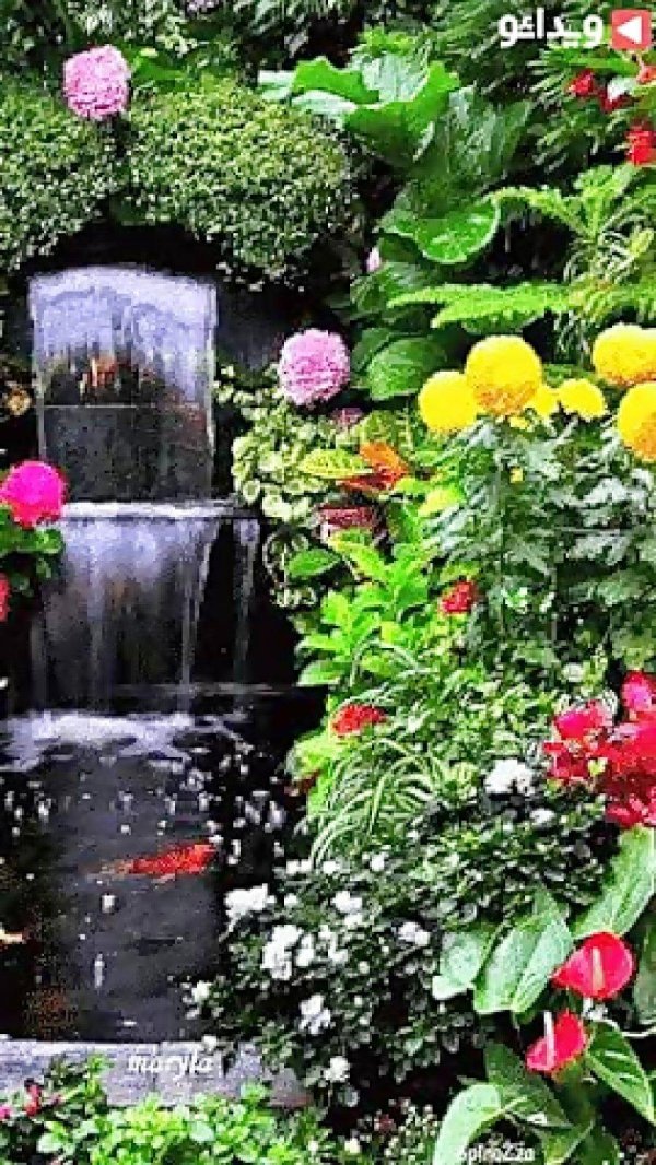 фонтан с цветами в саду