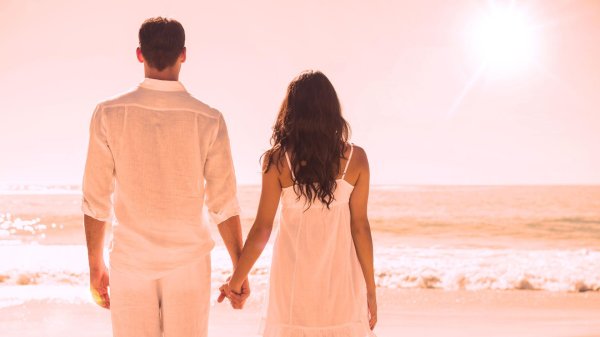 мужчина и женщина идут за руку