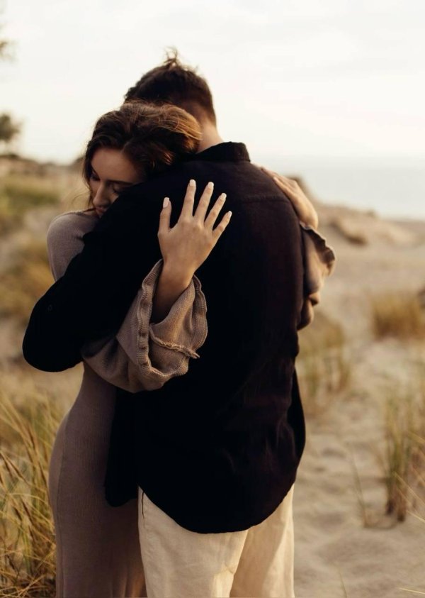 пары обнимаются