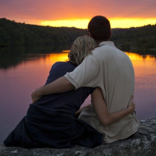 парочка обнимается