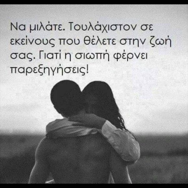 обнимает девушку сзади