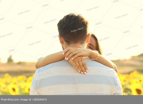 человек обнимает другого сзади