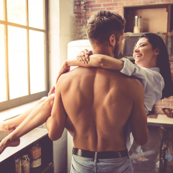 мужчина сзади девушки