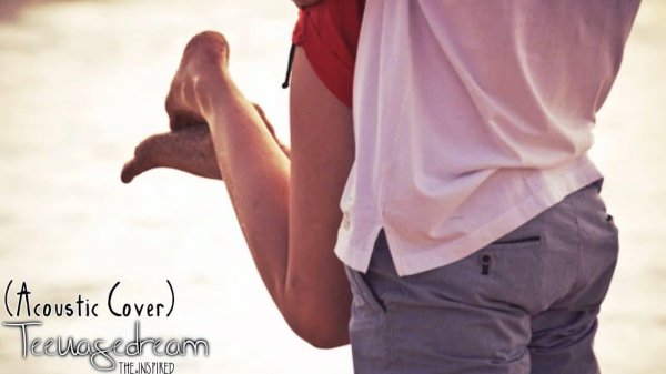 кружит девушку на руках