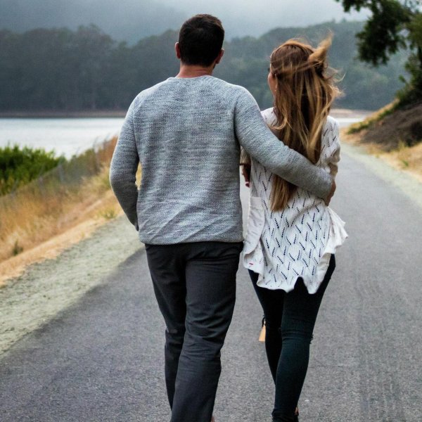 парень обнимает девушку