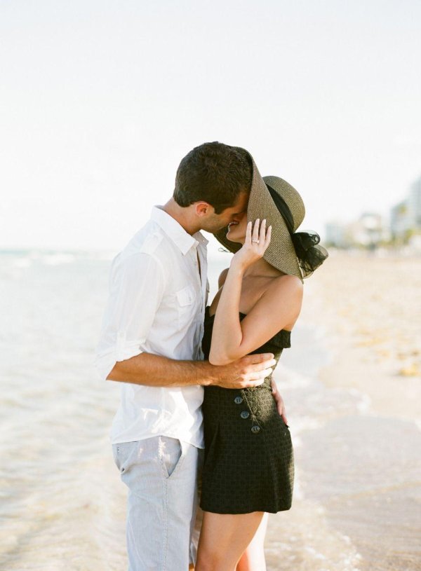 Мужчины с женщиной со спины