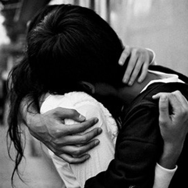 очень крепко обнимаются