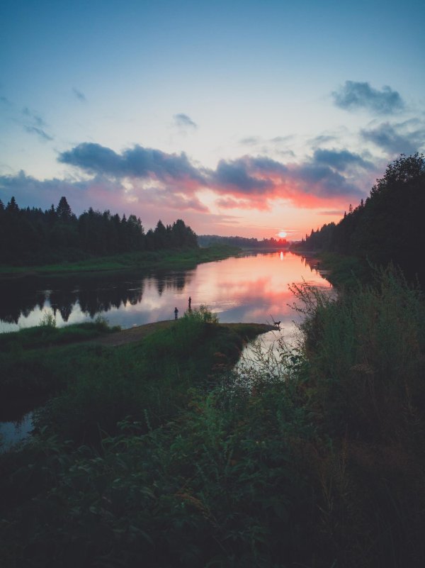 закат над рекой