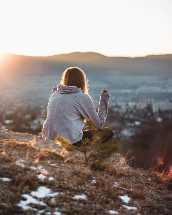 девушка на горе со спины