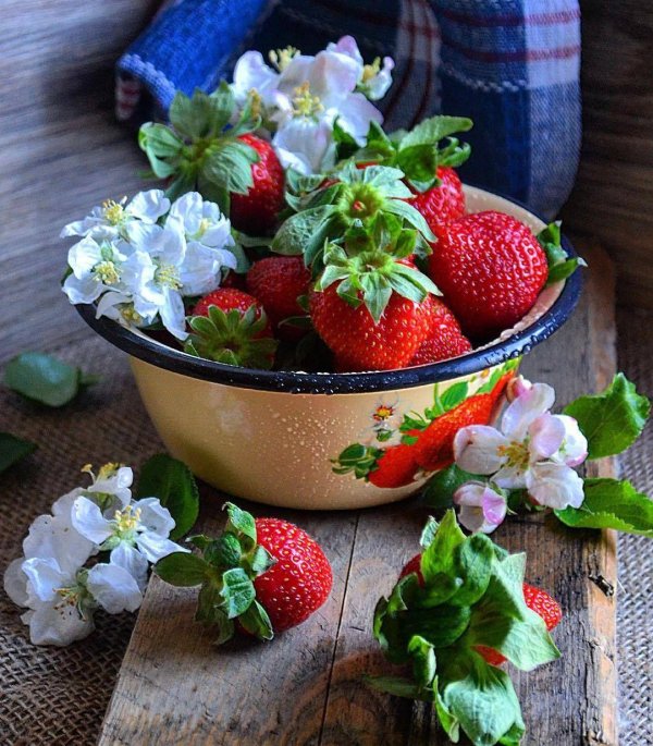 Клубника с цветами