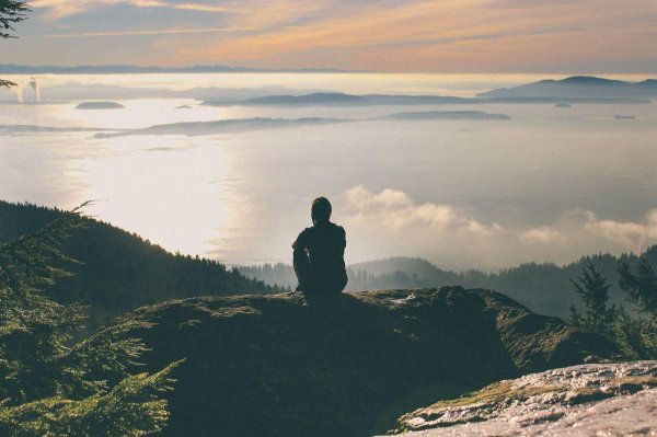 человек сидит на обрыве