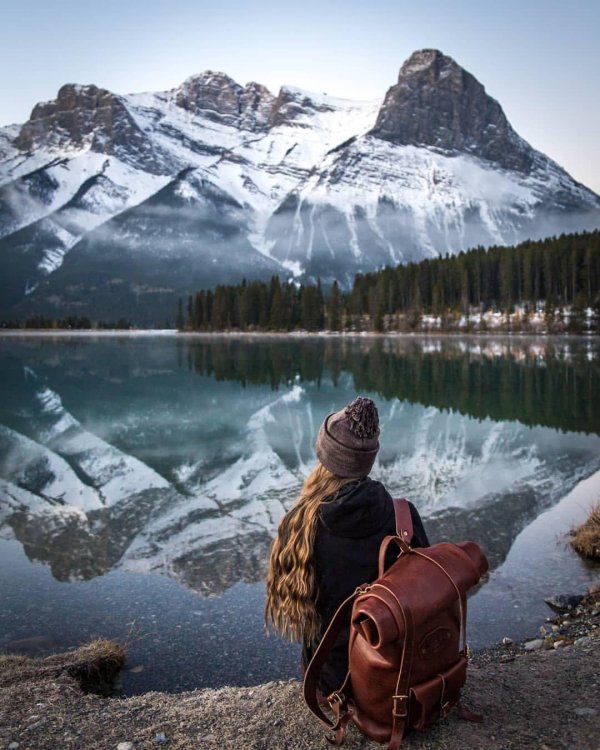 горы девушка