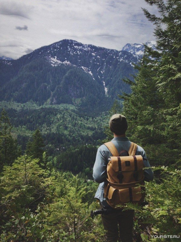 мужчина с рюкзаком