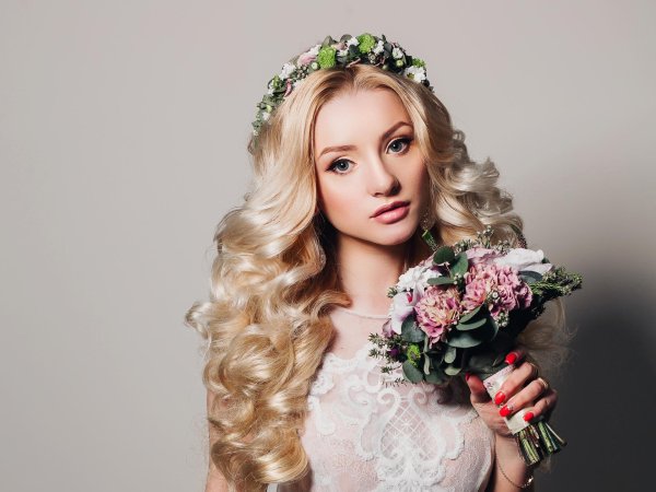 блондинка с букетом