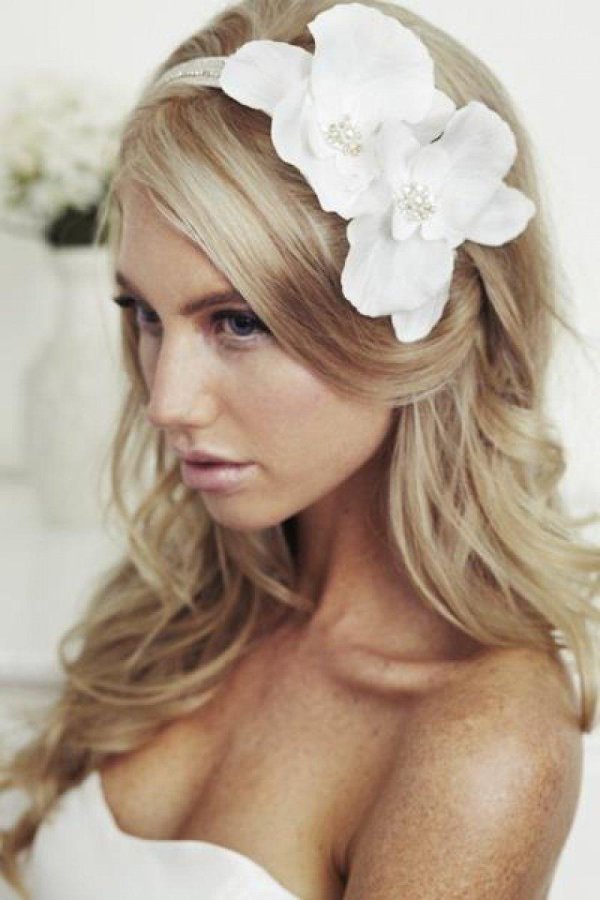 живые цветы в прическе невесты