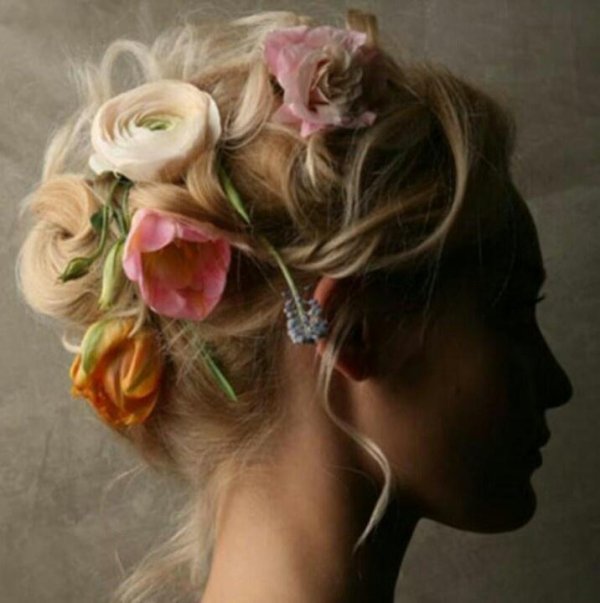 цветок в волосах