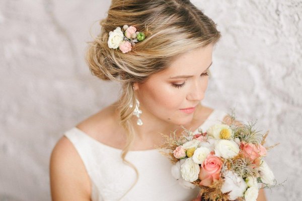 Прически с цветами