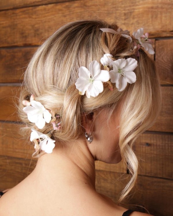 прическа с цветами