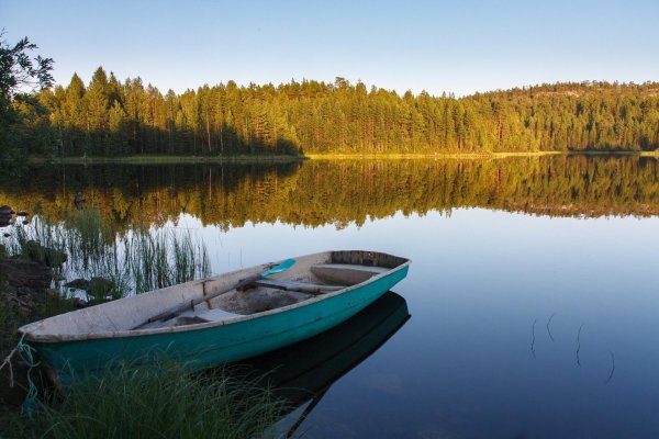 лодка на озере