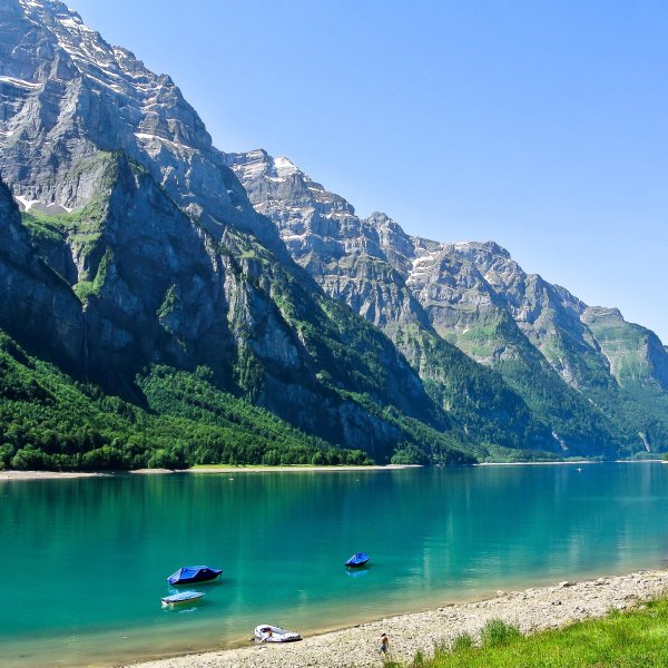 озеро в горах швейцарии