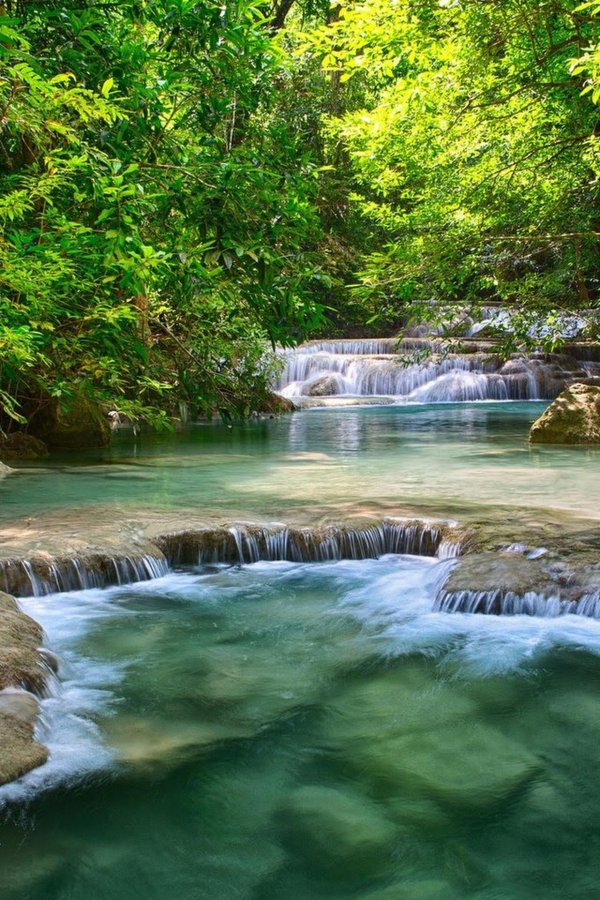 река с водопадом