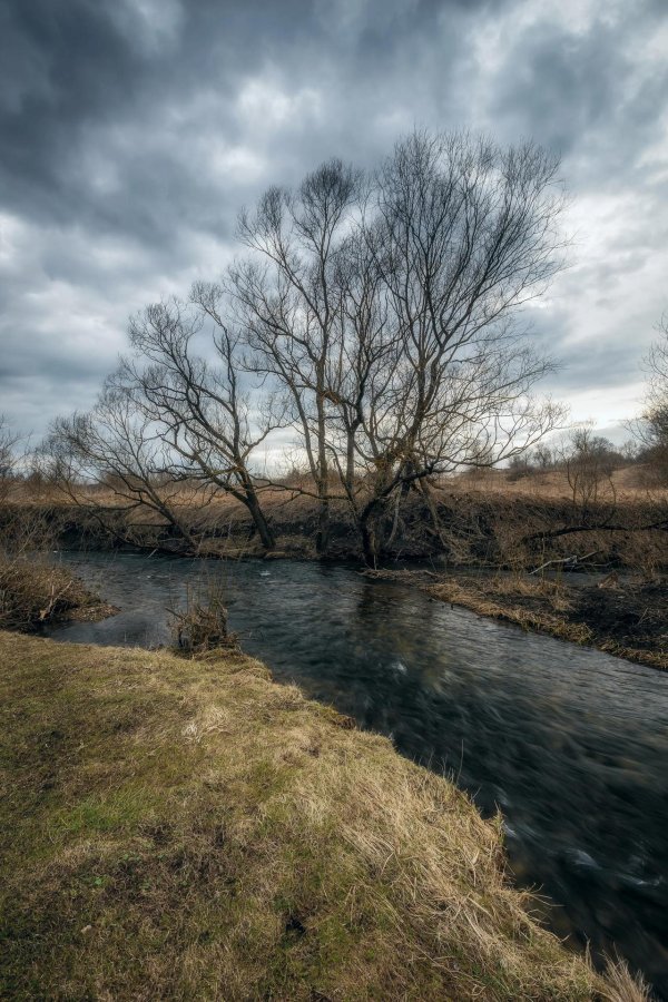 река поздней осенью