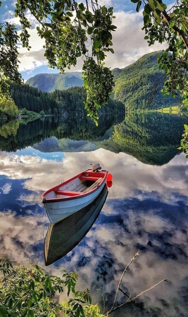 норвегия фьорды лодка