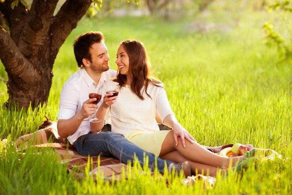 мужчина и женщина на природе