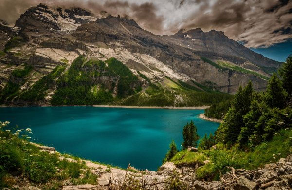 красивое место в горах с озером швейцария