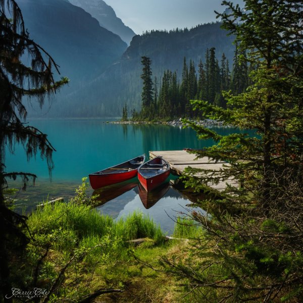 изумрудное озеро в национальном парке йохо