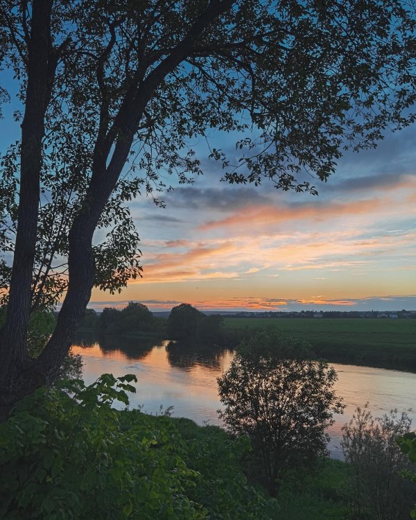 закат над рекой