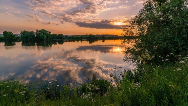 закат озеро