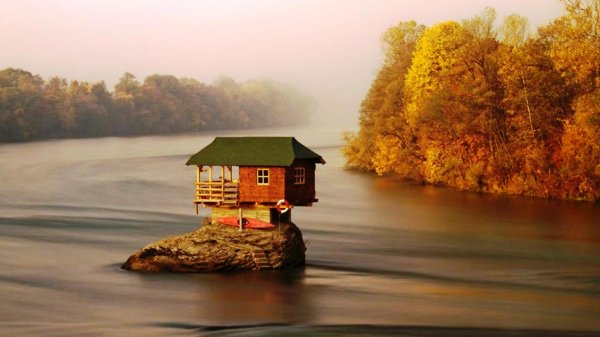 дом на реке дрина