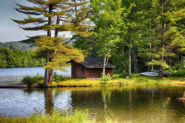 тини хаус на берегу озера