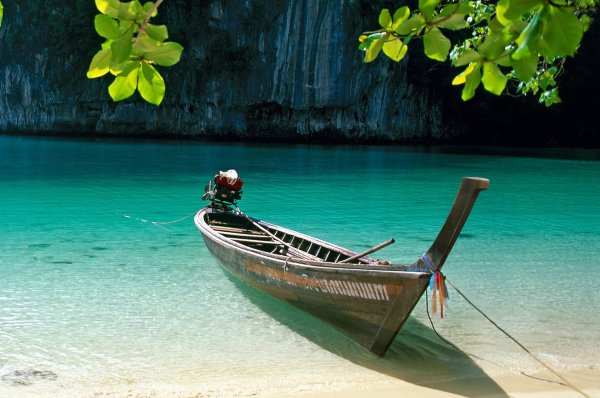 лодка в океане