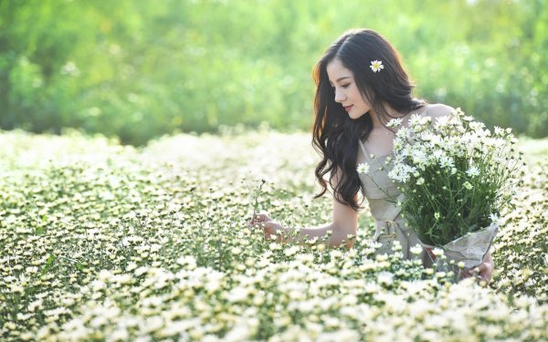 девушка среди цветов