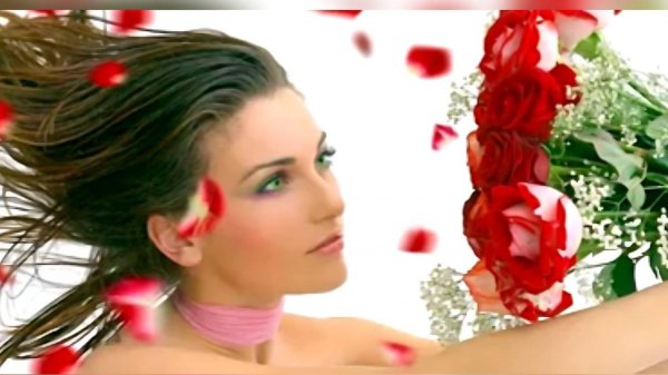 исполнитель дарите женщинам цветы