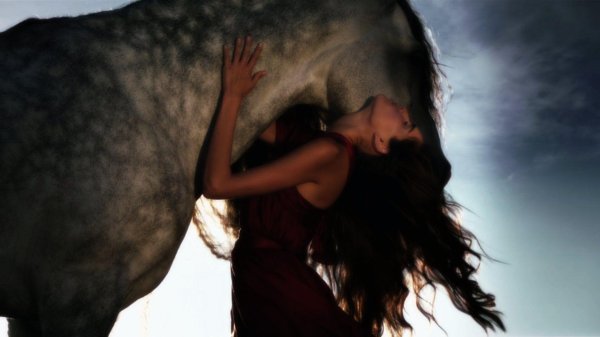 девушка конь