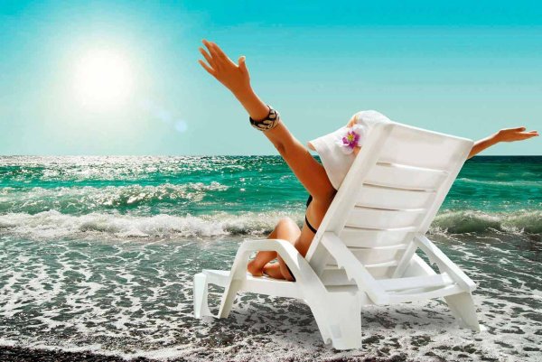 шезлонги на пляже