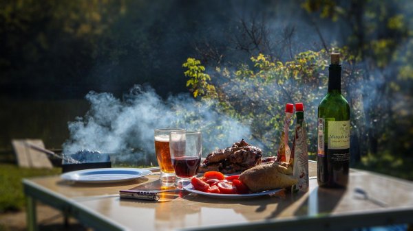 шашлыки на столе