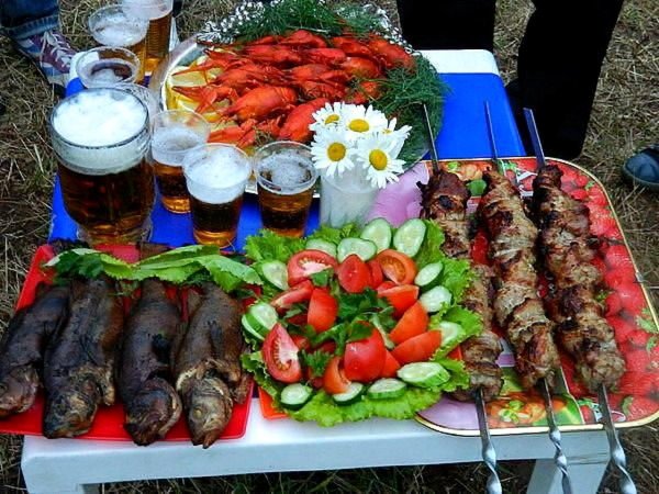 накрытый стол с шашлыком