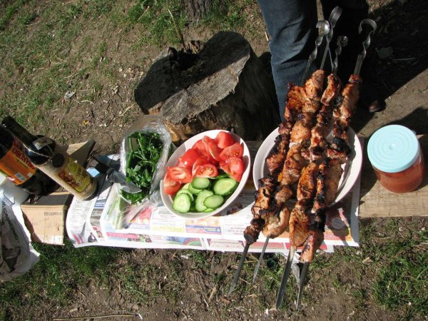 стол с шашлыками