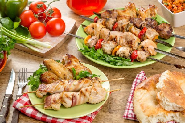 праздничный стол с шашлыком
