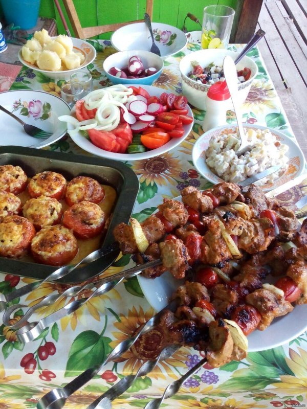 праздничный стол с шашлыком