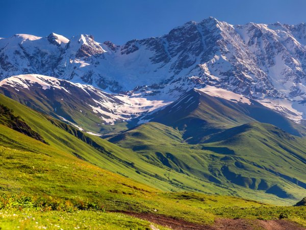 гора в высокогорье кавказа