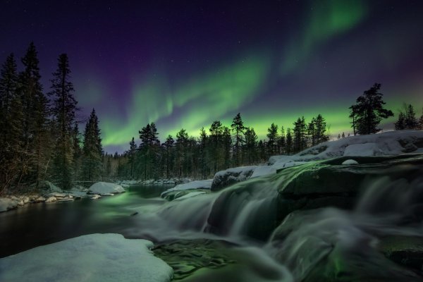 хибины зимой северное сияние