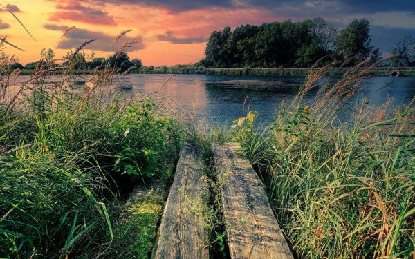 закат у реки