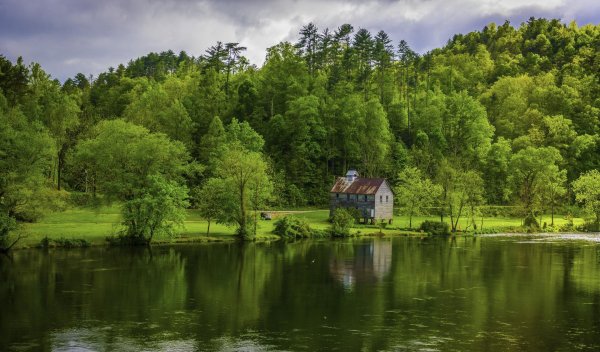 дом в лесу у озера