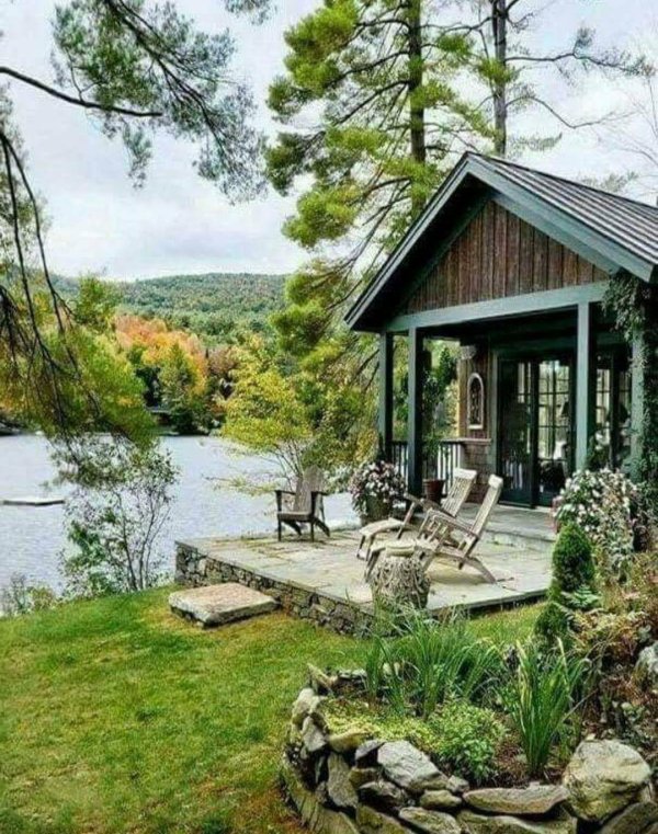 тини хаус на берегу озера