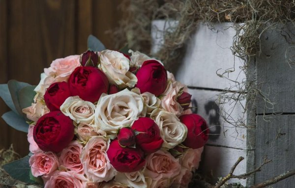 букет красных пионовидных роз